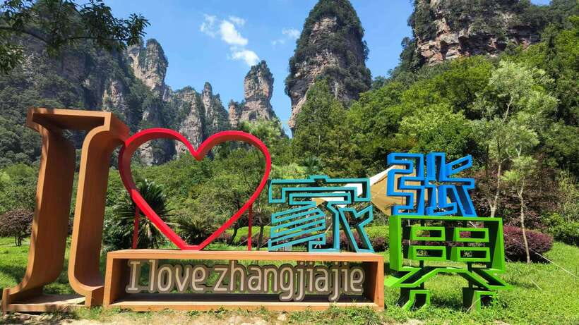 1-Day Private Tour to Zhangjiajie Highlights - Private tour pace in Wulingyuan: less stress, more looking up