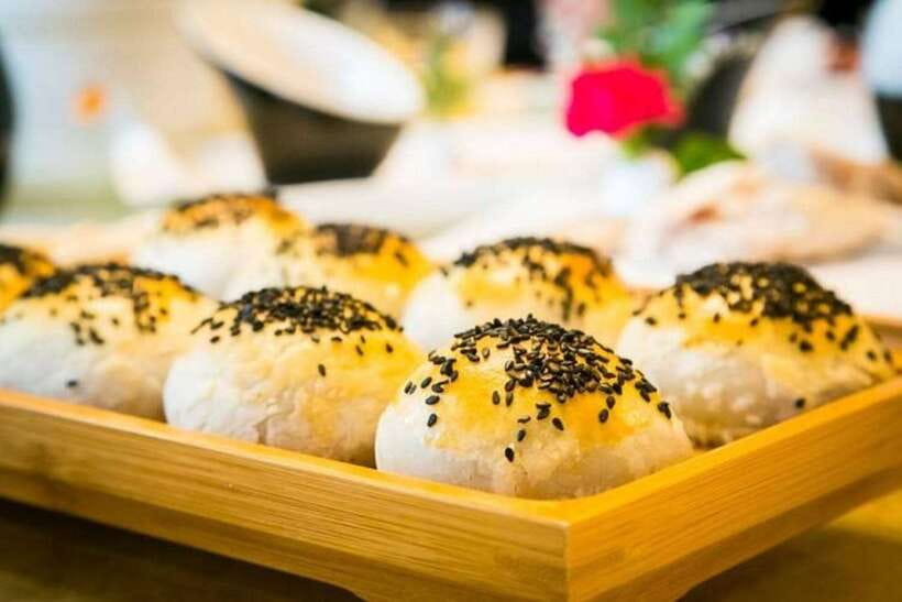 3-Hour Shanghai Street Food Tasting & Old Town Private Tour - The nine lucky zigzag bridge and the tea house moment
