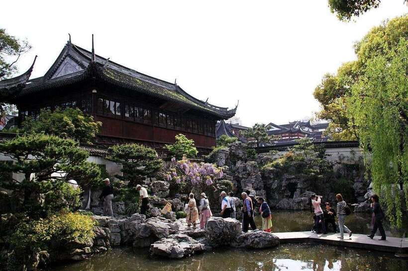4-Hour Shanghai Best Garden and Temple Tour with Tea Tasting - Entering Jade Buddha Temple the Right Way