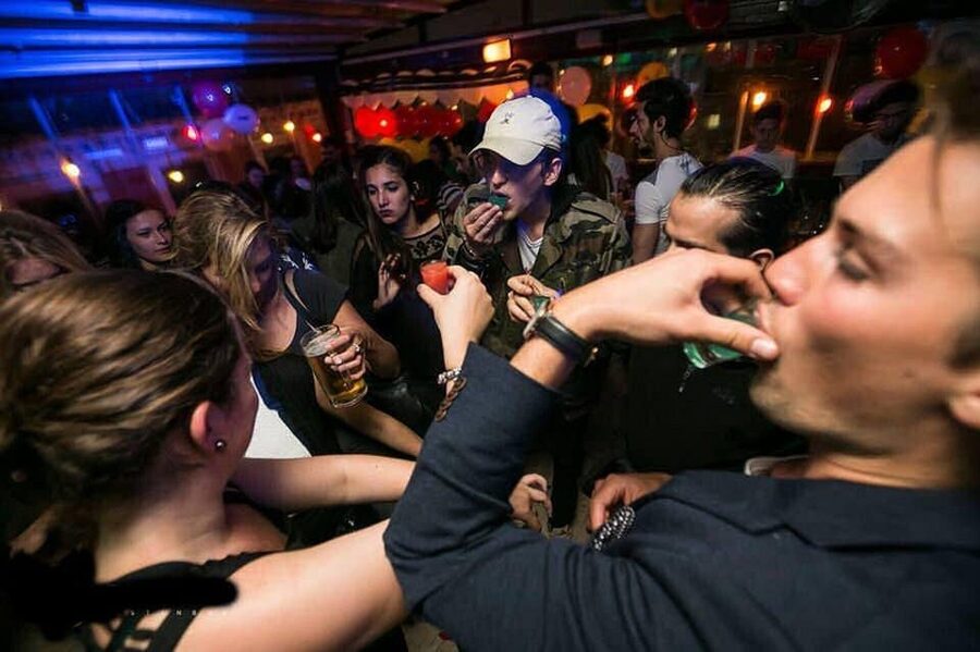 4-Hour Shanghai Pub Crawl (bars & nightclub hopping) - Stop 1, Beer for 40 Minutes: The Icebreaker Phase