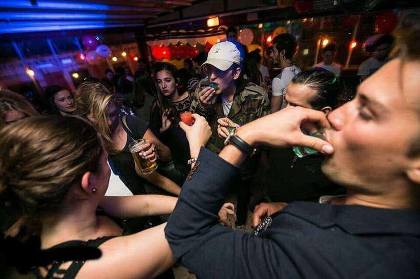 4-Hour Shanghai Pub Crawl (bars & nightclub hopping) - Guides Tony and Mao: Where the Night Gets Its Pulse