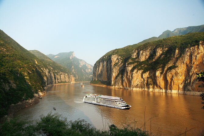 4D3N Yangtze River tour: Chongqing to Yichang by Victoria Sabrina - Passing the gorges: Qutang, Wu, then toward Xiling Gorge