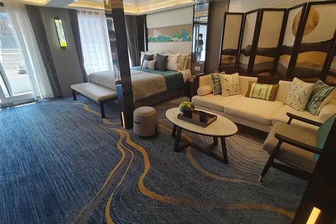 4D3N Yangtze River tour: Chongqing to Yichang by Victoria Sabrina - Day 4 in Yichang: Three Gorges Dam, then a downtown handoff around 12:30