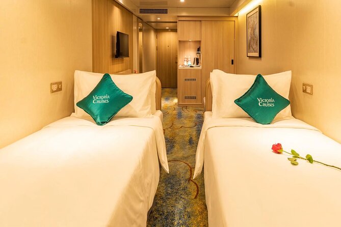 4D3N Yangtze River tour: Chongqing to Yichang by Victoria Sabrina - Cabins, meals, and onboard comfort: plan for variation
