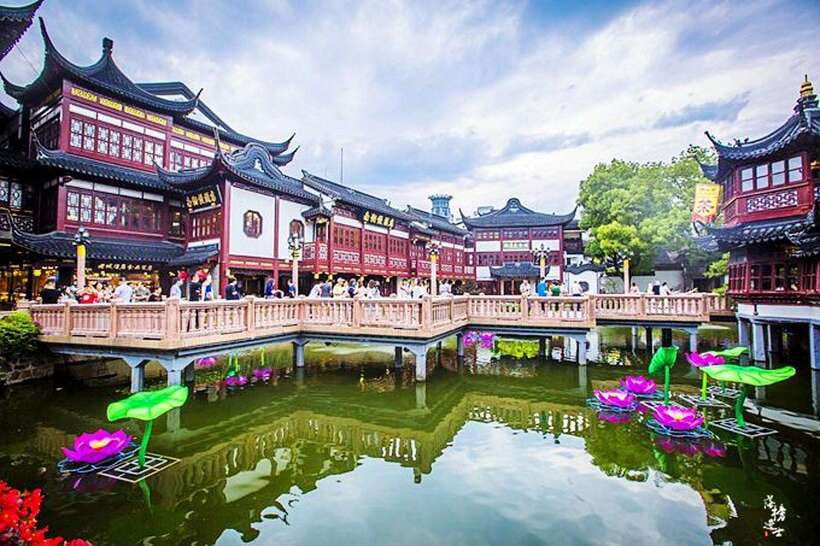 All Inclusive Shanghai City Tour by German-Speaking Guide - Yu Garden and Old Town: a 500-year detour into classic design