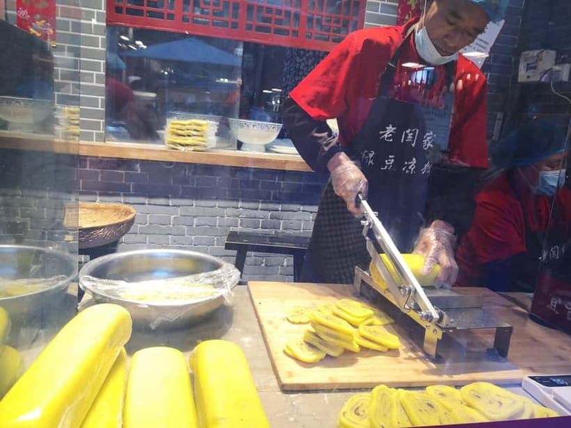 Authentic Old Xi'an Back Alley Food Tour - The drinking side: unlimited beer and a few local rituals