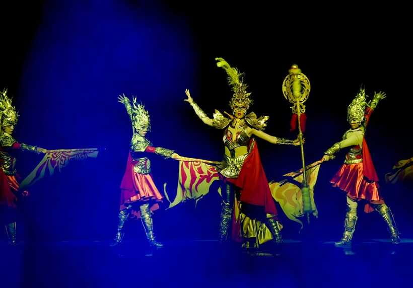 Beijing Golden Mask Dynasty Show With Private Transfer - What you actually see: dancing, acrobatics, costumes, surprises