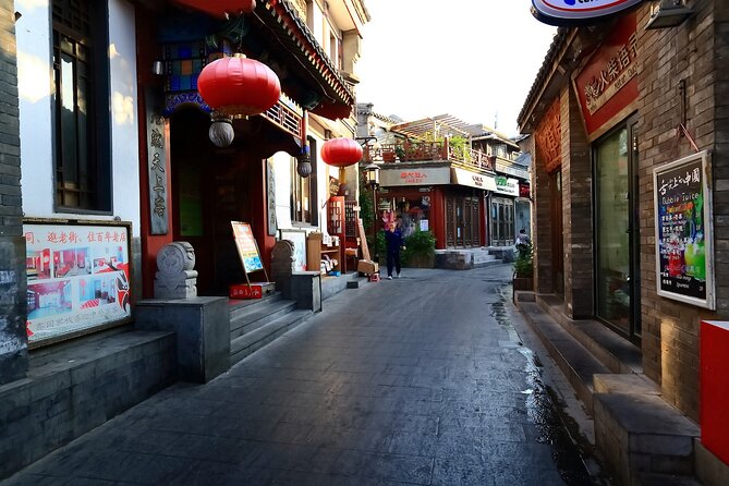 Beijing Hutong Night Tour with Yunnan Style Dinner and Chartered Boat Ride at Houhai Lake - Houhai Lake at Night, the Practical Reason It Feels So Special