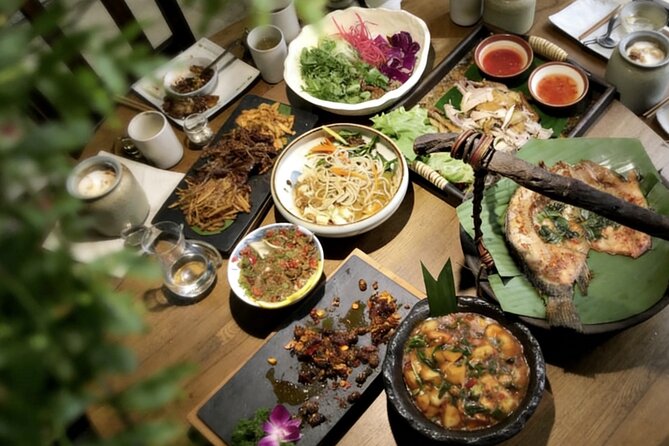 Beijing Hutong Night Tour with Yunnan Style Dinner and Chartered Boat Ride at Houhai Lake - Lotus Lane to Houhai Lake: The 1-Hour Chartered Boat Ride You’ll Remember
