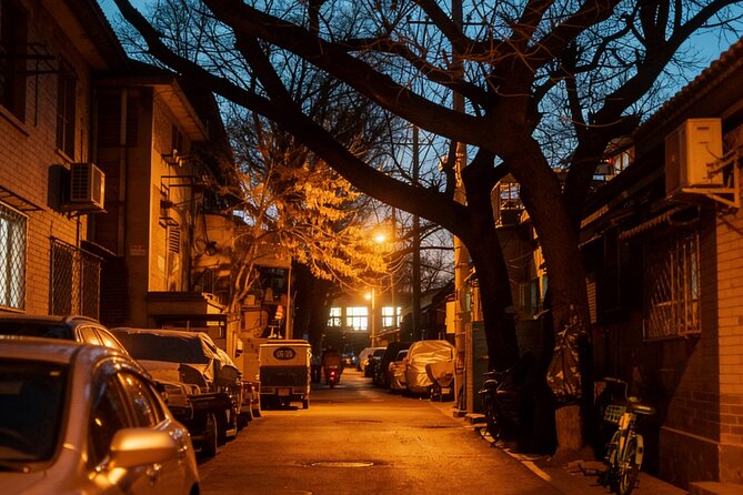 Beijing Hutong Night Tour with Yunnan Style Dinner and Chartered Boat Ride at Houhai Lake - Door-to-Door Pickup and a Private Guide: The Real Value of “Easy”