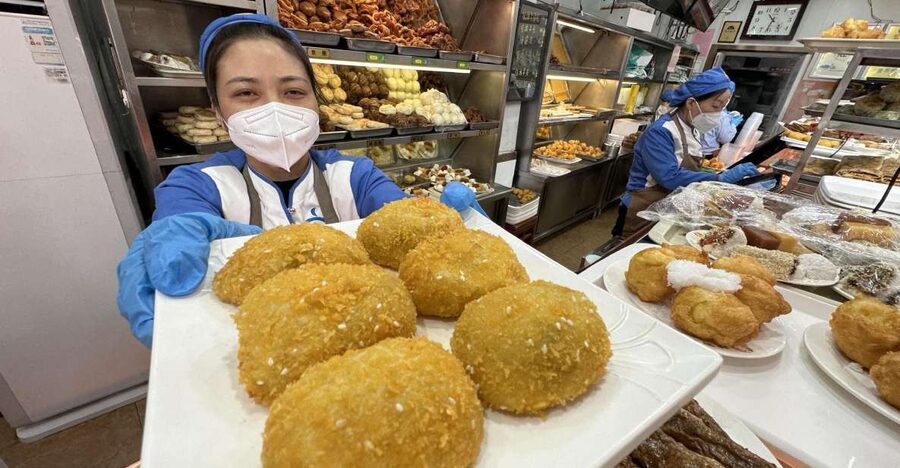 Beijing: Hutong Private Culinary Walking Tour - Your 4-hour pace through markets, bakeries, and snack counters