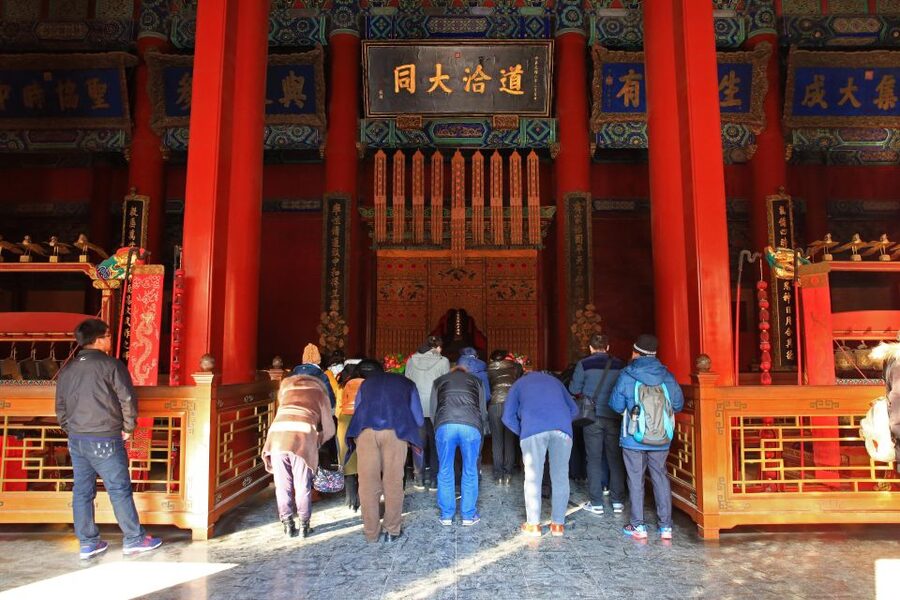 Beijing: Lama Temple, Confucius Temple and Guozijian Museum - Lama Temple courtyards, the 54-foot sandalwood Buddha, and how worship works