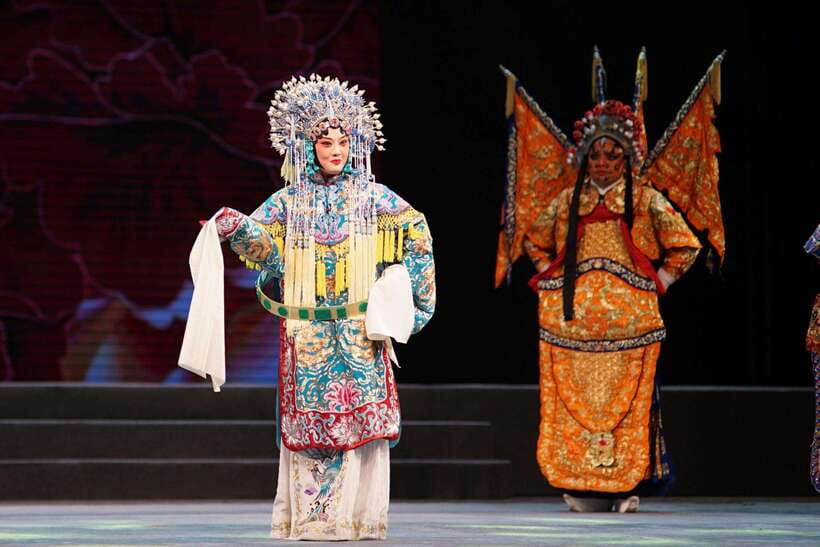 Beijing: Must-See Peking Opera at Liyuan Theatre Ticket - Before the curtain, English notes and actor prep that actually helps
