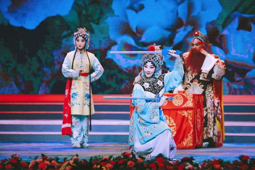 Beijing: Must-See Peking Opera at Liyuan Theatre Ticket - Optional dinner package, roast duck or vegetarian first, opera second