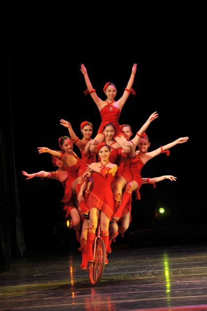 Beijing Night Tour with Acrobatics Show & PekingDuck Dinner - Inside the Acrobatics Show: Big Stunts, Clear Fun for All Ages