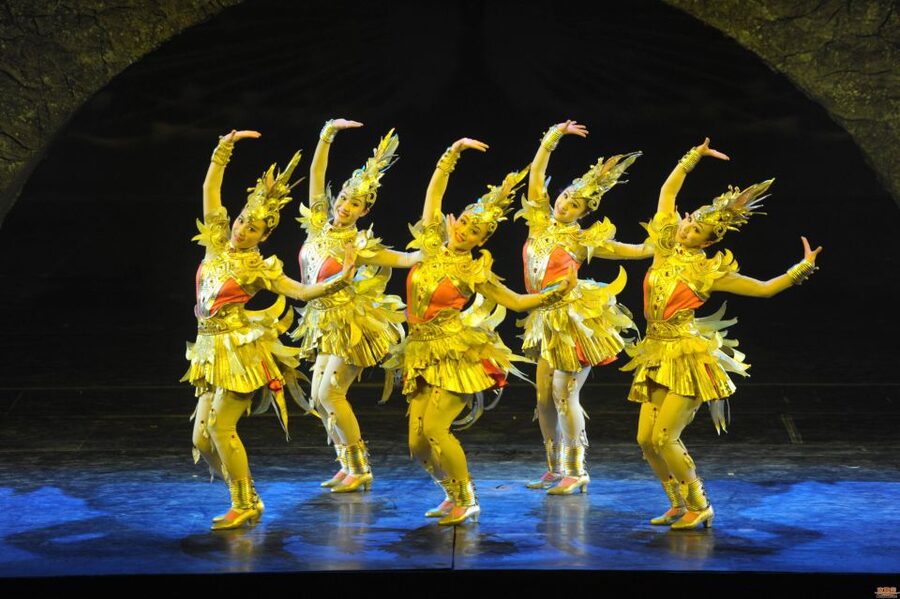 Beijing OCT Theater Golden Mask Dynasty Show Tickets - The show itself: original Chinese play, big movement, and water effects