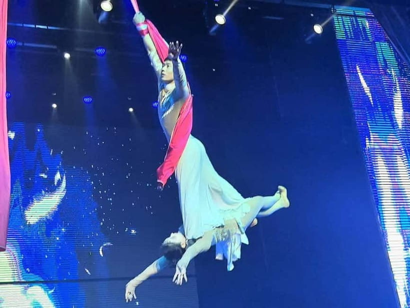 Beijing: Qinle Palace Acrobatics Show Ticket - Diabolo Meets Ice Skating, Plus Handstands and Contortion