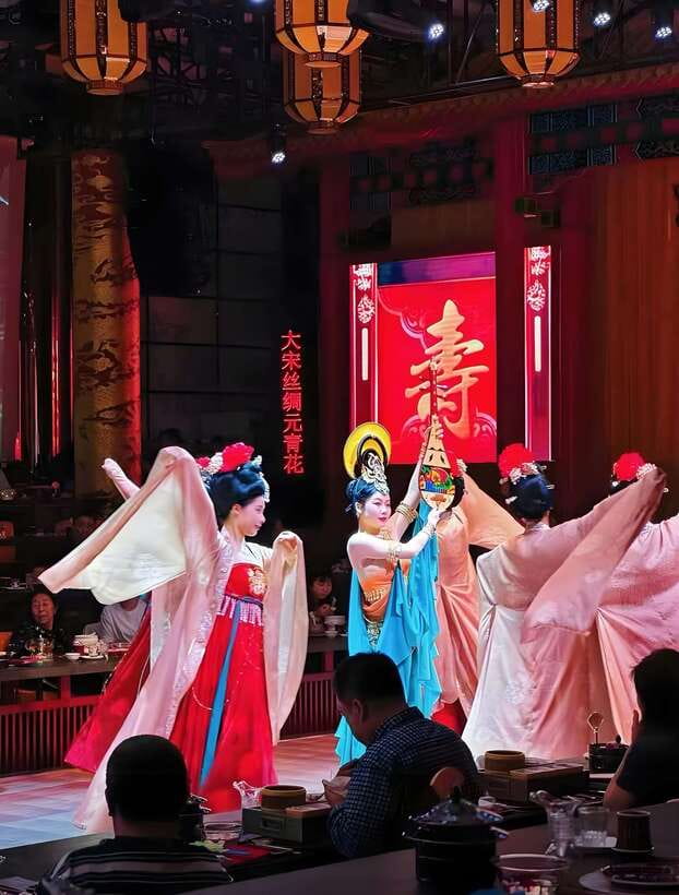 Beijing Royal Banquet with Chinese culture prefermance - Who This Banquet Fits Best