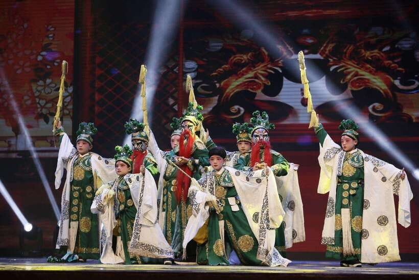 Beijing: Traditional Cultural Show Peking Opera Tickets - English subtitles and the English guide: how to make the most of both