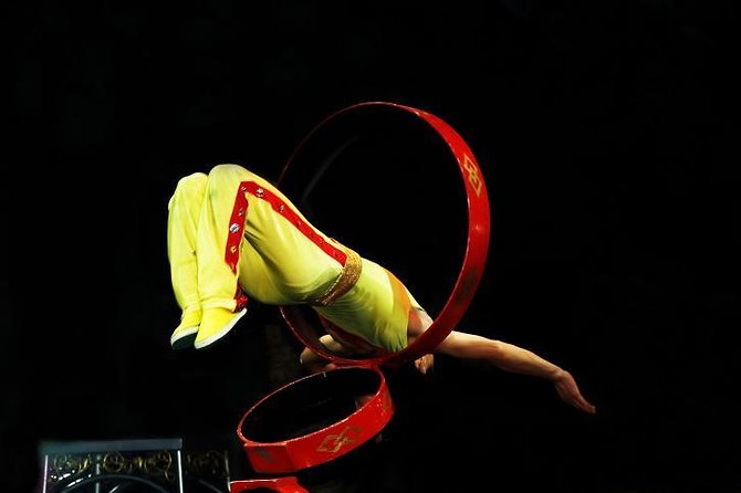 Beijing Traditional Hot Pot Dinner and VIP seated Acrobatic show - Chaoyang Theatre acrobatics: why reserved seats matter