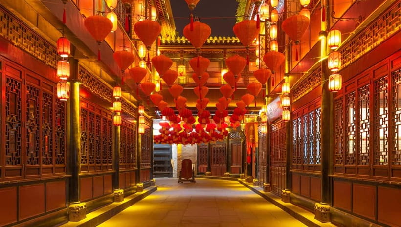 Chengdu: City Walking Tour with Food and Culture Stops - Kuanzhai Alleys: Wide Alley, Narrow Alley, and the courtyard gate details