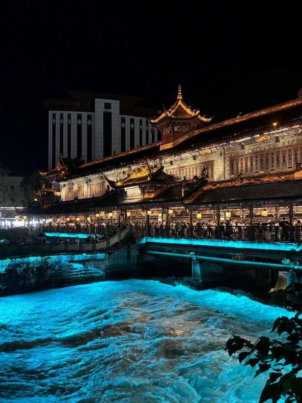 Chengdu: Hidden Wonders Day Tour with Wolong Panda Base - Lunch break: use the hour well