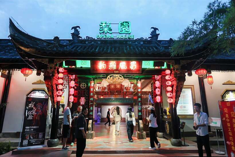 Chengdu: Sichuan Opera Face-Changing and Acrobatics Show - Key Takeaways Before You Go