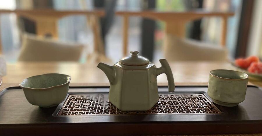 Chinese Tea ceremony in Beijing Hutong courtyard - Pick your tea: black, green, wulong, and Pu’er