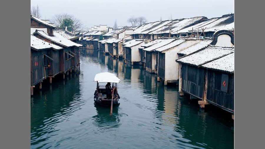 Delve into Wuzhen Water Town: Private Tour from Shanghai - Wuzhen Water Town at First Glance: Canals, Cobblestones, and Two Gates