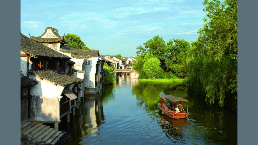 Delve into Wuzhen Water Town: Private Tour from Shanghai - Best Time to Go and How to Plan Your Clothes