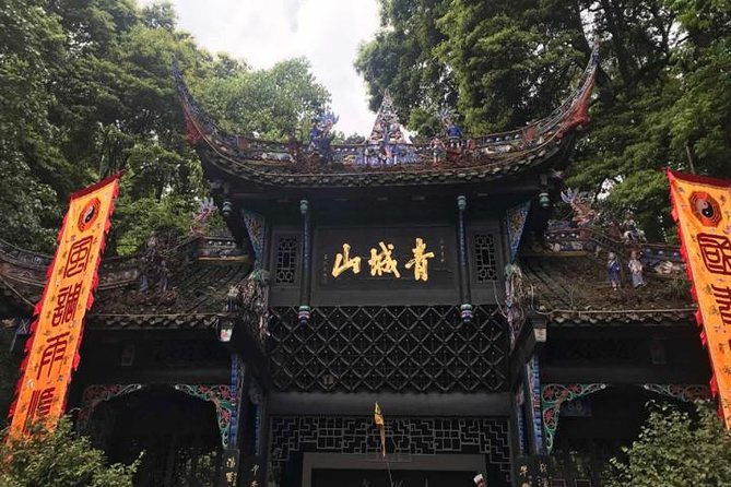 Dujiangyan Panda Base and Mount Qingcheng - The walk from panda feeding to the road trip to Qingcheng
