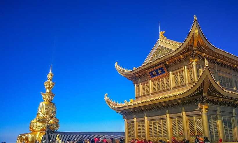 From Chengdu: Mount Emei Day Trip with Golden Summit Visit - Baoguo Temple: the meaning of Buddhism made visible in porcelain and bronze