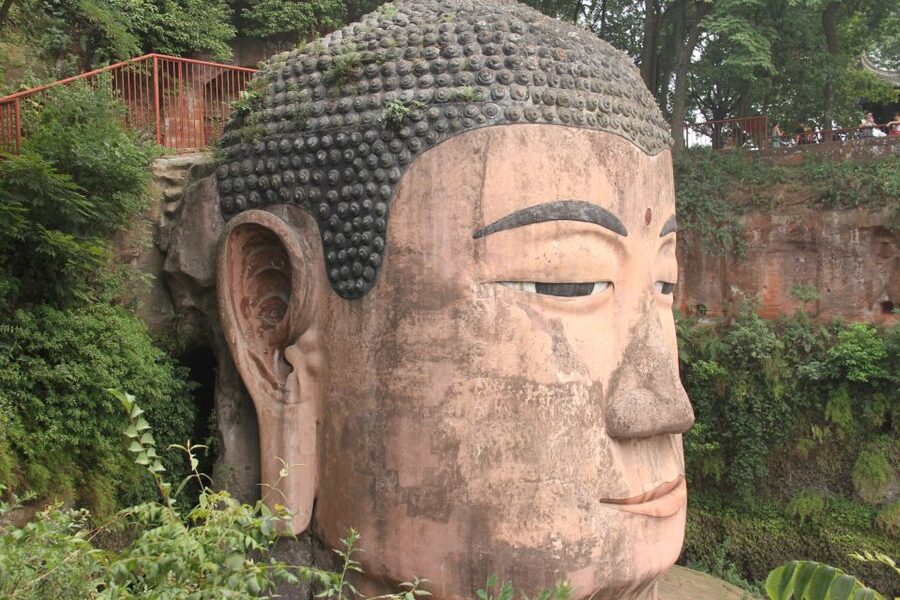 Full-Day Tour of Leshan's Giant Buddha from Chengdu - Tour style, guide approach, and why that matters at a complex site