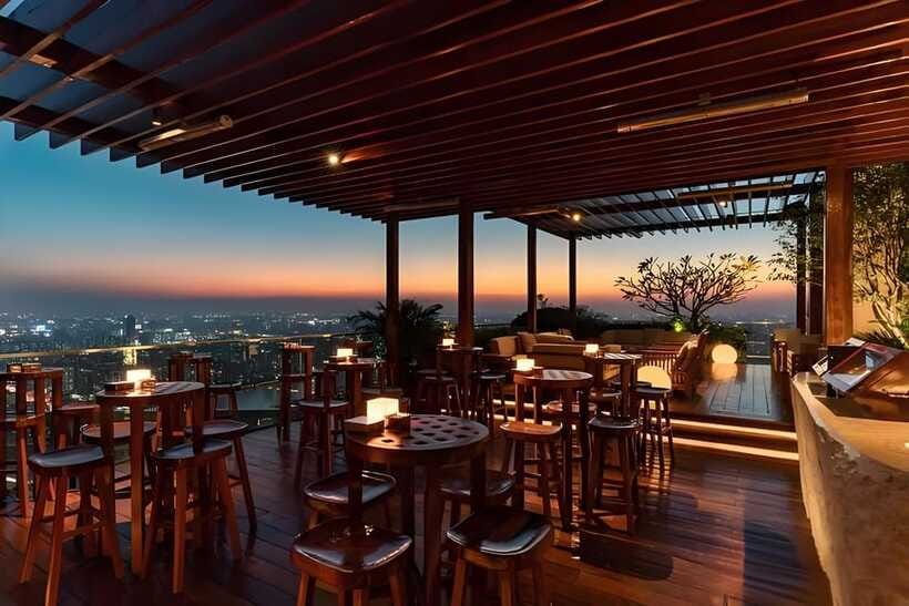 GuangZhou: 70 Floor RoofTop openair Bar, Sunset & Light Show - Service pace: the one friction point to factor into your night