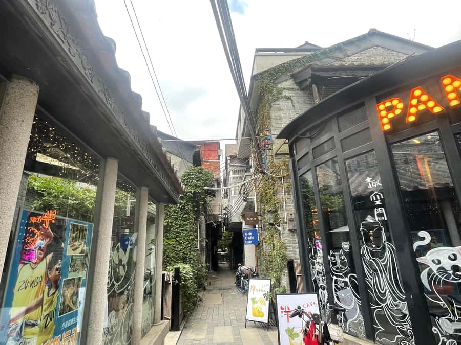 Guangzhou: Walking Tour of Xiguan Ancient Town - The guides: what English commentary actually feels like
