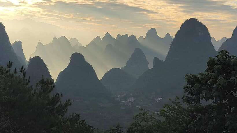 Guilin:1-Day Yangshuo bird's eye view mountains private tour - Xianggong Mountain: 400 steps to a real bird’s-eye angle