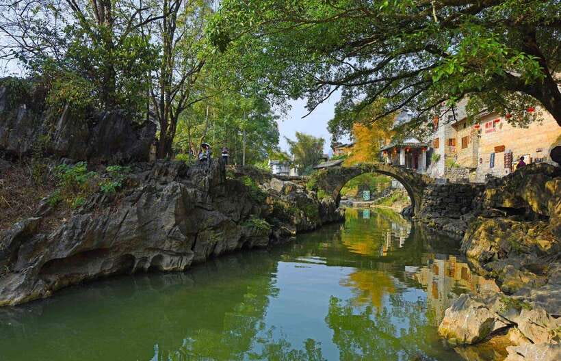 Guilin: Elephant Trunk Hill, Reed Flute Cave & Daxu Old Town - Lunch and included tickets: what the package actually buys you