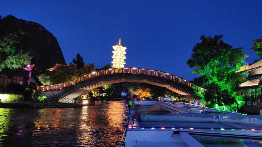 Guilin: Four Lakes Night Cruise with Round-trip Transfer - Four lakes at night: lanterns, colored lights, and music fountains