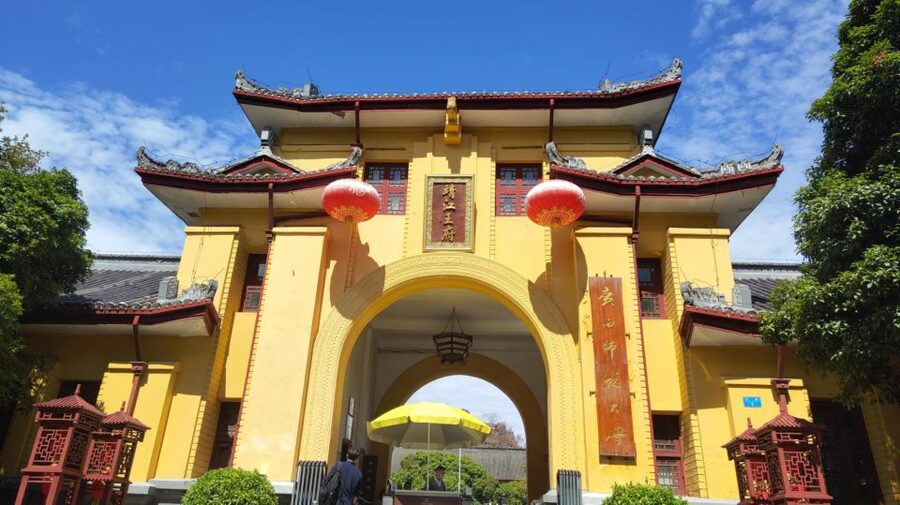 Guilin: Private Full-Day City Tour with Fubo Hill - Riyue Shuangta Cultural Park: fitting in culture during a full day