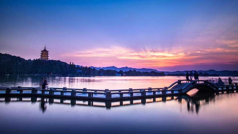 Hangzhou:Luxury West Lake Cruise+Santan Yinyue Island Ticket - What “luxury cruise” really means in practice