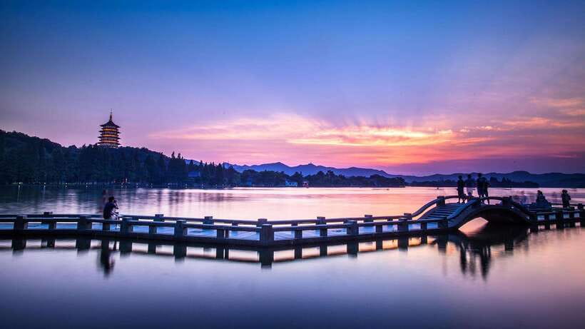 Hangzhou:Luxury West Lake Cruise+Santan Yinyue Island Ticket - How the cruise works: boarding piers, short ride, then free time