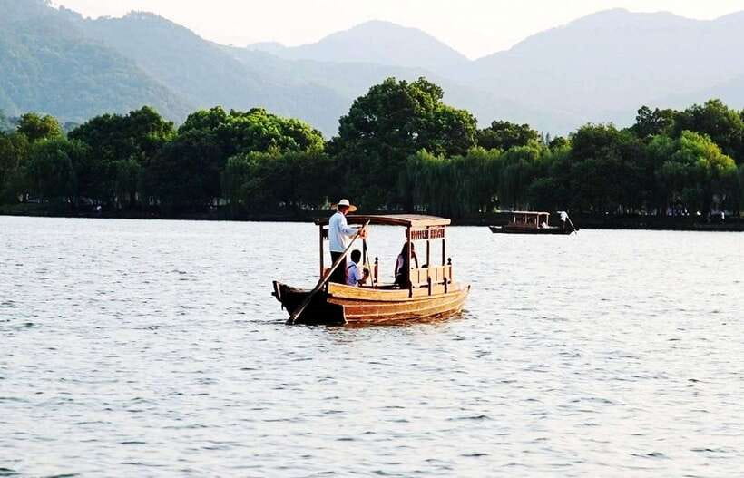 Hangzhou Private One Day Trip from Shanghai by Bullet Train - Lingyin Temple Highlights: Camphor-Wood Buddha, Four Heavenly Kings, and Real Temple Flow