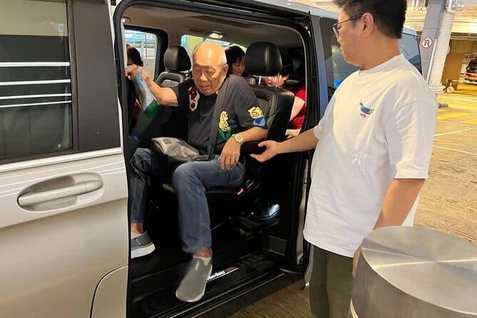 Hong Kong City Highlights and Hidden Gems by Private Car - How the private car tour saves time in Hong Kong