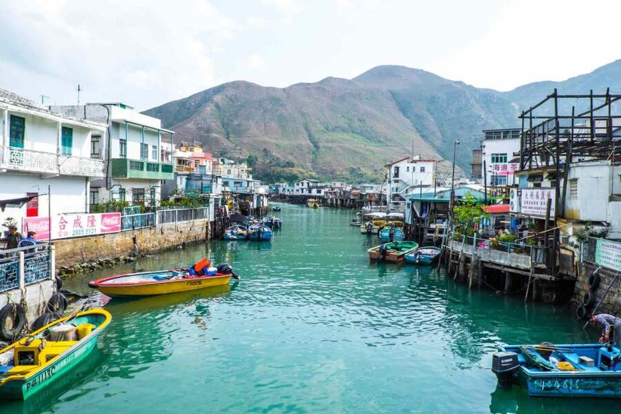 Hong Kong: Dolphin Cruise, Big Buddha & Lantau Island Tour - Riding out to Lantau by train and bus