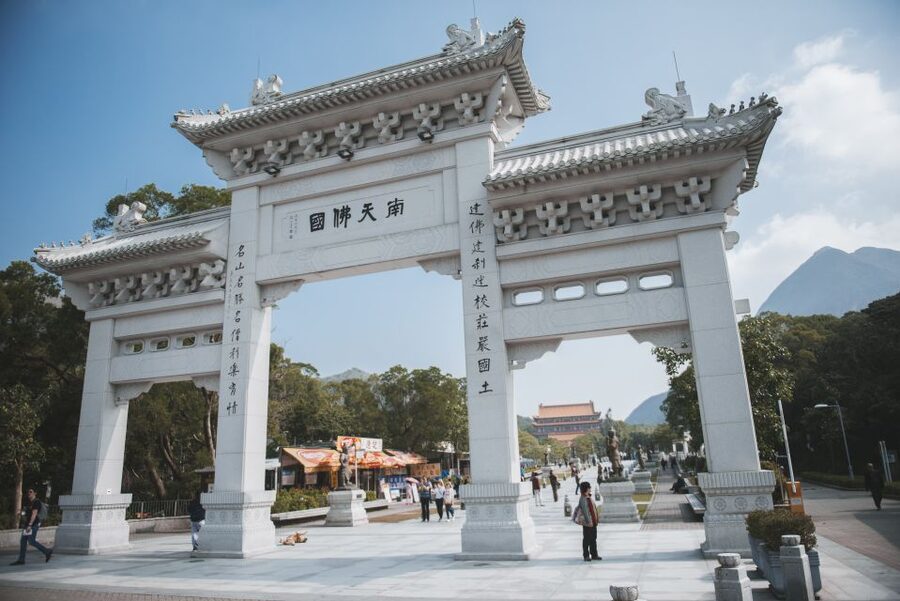 Hong Kong: Ngong Ping 360 Cable Car, Tai O & Big Buddha Tour - Big Buddha at Tian Tan: what to watch for when the stairs start