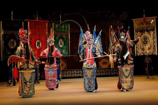 Jinjiang Theater: Eight-Face Changing-Legendary Sichuan Opera - The complimentary Sichuan Gaiwan tea, a small ritual that works