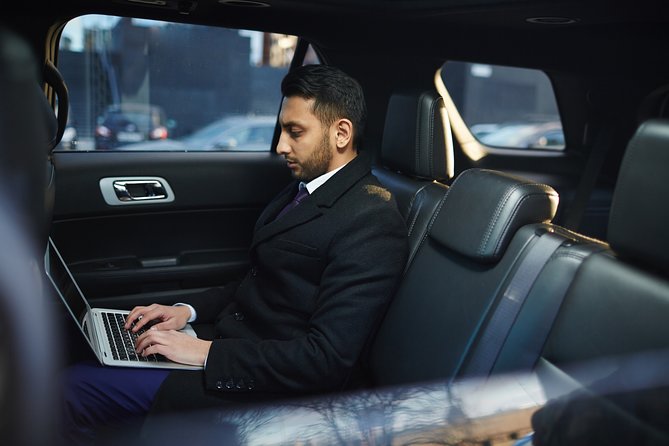 Luxury Private Airport Transfer: Hong Kong International Airport - Meeting Points and Waiting Time That Save You Stress