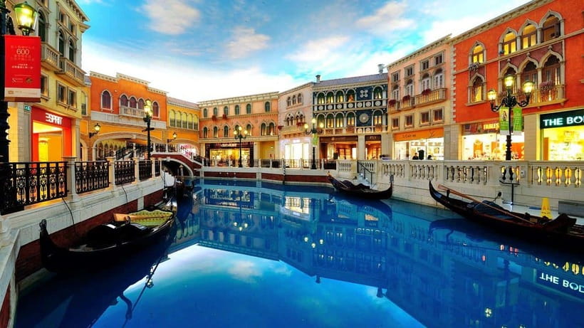 Macau: Venetian-Style Gondola Ride - Gondolier serenades and the romantic pacing you’re paying for