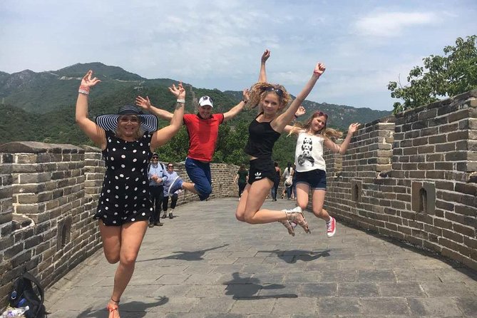 Mutianyu Great Wall Private Layover Guided Tour - Guides in action: fast decisions and real help
