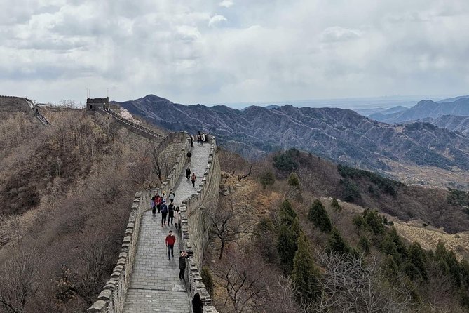 Mutianyu Great Wall Private Trip VIP Fast Track from PEK Airport - Lunch in a local Chinese restaurant: what to expect